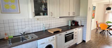 Frigorífico, horno, placa de cocina y lavavajillas