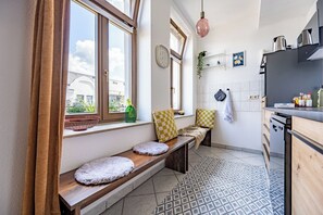 Een koelkast, een oven, een kookplaat, een vaatwasser