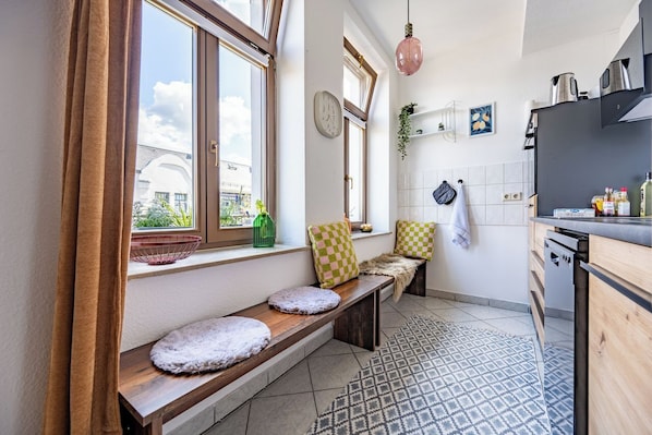 Fridge, oven, stovetop, dishwasher