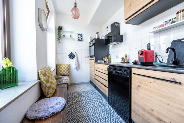 Fridge, oven, stovetop, dishwasher