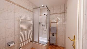 Dusche, Haartrockner, Handtücher, Seife