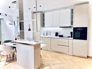 Fridge, oven, stovetop, dishwasher
