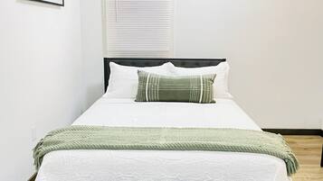 1 室のベッドルーム、デスク、アイロン / アイロン台、インターネット