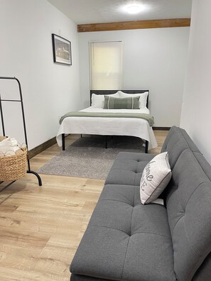 1 chambre, bureau, fer et planche à repasser, accès Internet