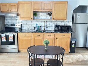 Refrigerador, microondas, horno, placa de cocina