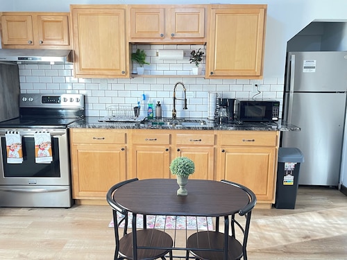 Charming 1bed 1bath near Airport, Cleveland Clinic, & Downtown CLE