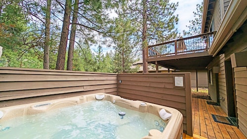 Foursome 2 - Family Retreat, SHARC, Hot Tub, Near Waterfall Trail/Road