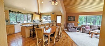 Foursome 2 - Family Retreat, SHARC, Hot Tub, Near Waterfall Trail/Road
