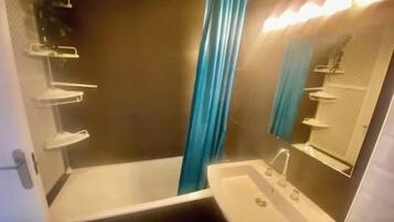 Ducha, secador de pelo, bidé y toallas