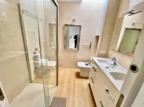 Douche, séchoir à cheveux, bidet, serviettes fournies