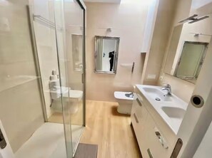 シャワー、ヘアドライヤー、ビデ、タオル