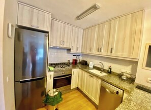 電子レンジ、オーブン、コンロ、食器洗い機