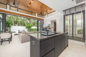 华丽别墅, 3 间卧室, 泳池景观 | 私人厨房 | 餐桌