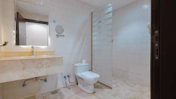 Studio, 1 Queen Bed | Laptop workspace, blackout curtains, soundproofing, iron/ironing board