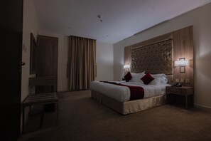 مساحة عمل للكمبيوتر المحمول وستائر تعتيم وتجهيزات عازلة للصوت