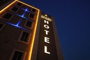 Mặt tiền nơi lưu trú