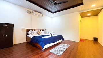 Deluxe Double Room, Garden View | Laptop workspace, free WiFi