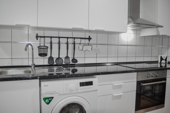 Frigorífico, microondas, horno y placa de cocina