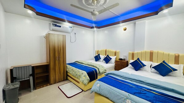 Family Room | Desk, free WiFi