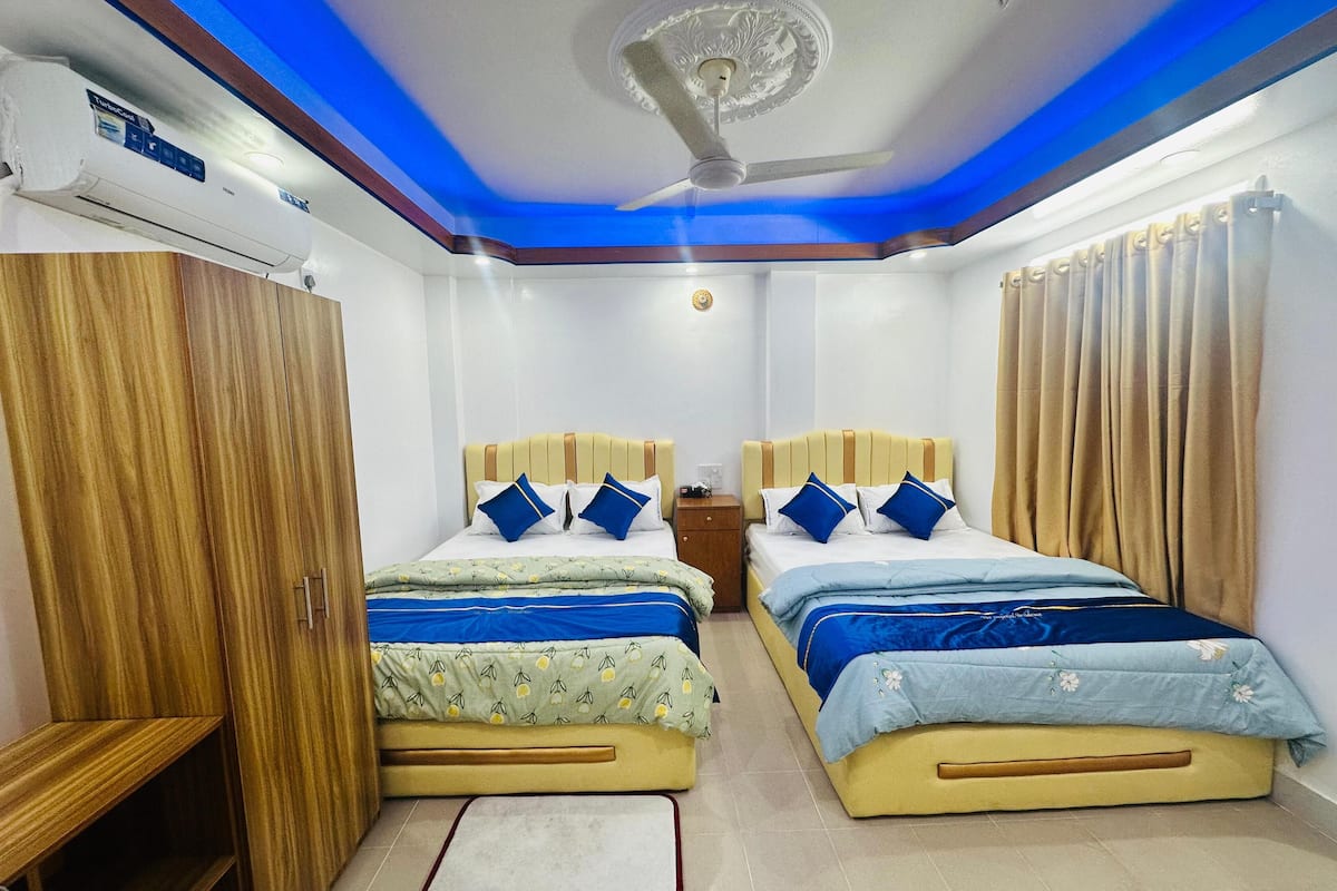 Family Room | Desk, free WiFi