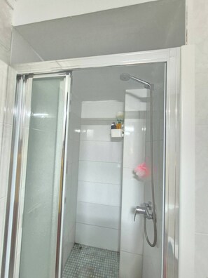 Dormitório compartilhado, 1 quarto, acessível, sacada | Banheiro