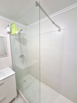 Shared Dormitory, 1 Bedroom, Accessible, Balcony | Bathroom - Room-room 10 min From Beach and Center w (Valencia)