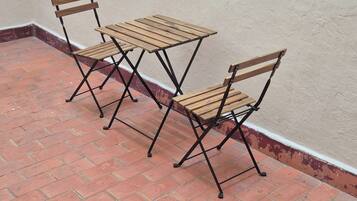 Dormitorio compartido, 1 habitación, accesible para personas con discapacidad, balcón | Jardines del alojamiento