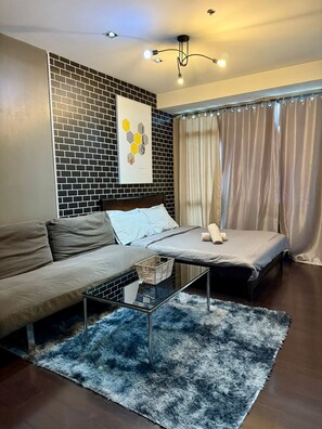 Laptop workspace, iron/ironing board, free WiFi