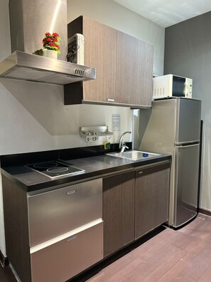 Fridge, microwave, stovetop, dishwasher