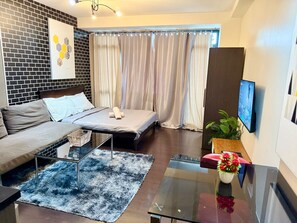 Een laptopwerkplek, een strijkplank/strijkijzer, gratis wifi