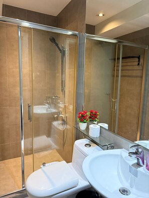 Economy Studio Suite | Bathroom | Shower, free toiletries, hair dryer, towels - Makati City Gramercy Residences Studio (Makati)