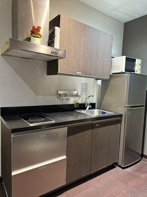 Economy Studio Suite | Private kitchen | Fridge, microwave, stovetop, dishwasher - Makati City Gramercy Residences Studio (Makati)