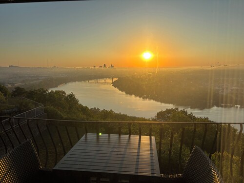 Marvelous river view 2-bedroom condo with AC & heat in Cincinnati