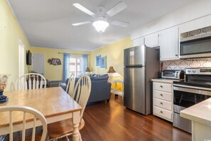 ثلاجة، ميكروويف، فرن، موقد طهي مسطح