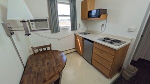 Queen Single w/ Kitchenette | Desk, laptop workspace, free WiFi