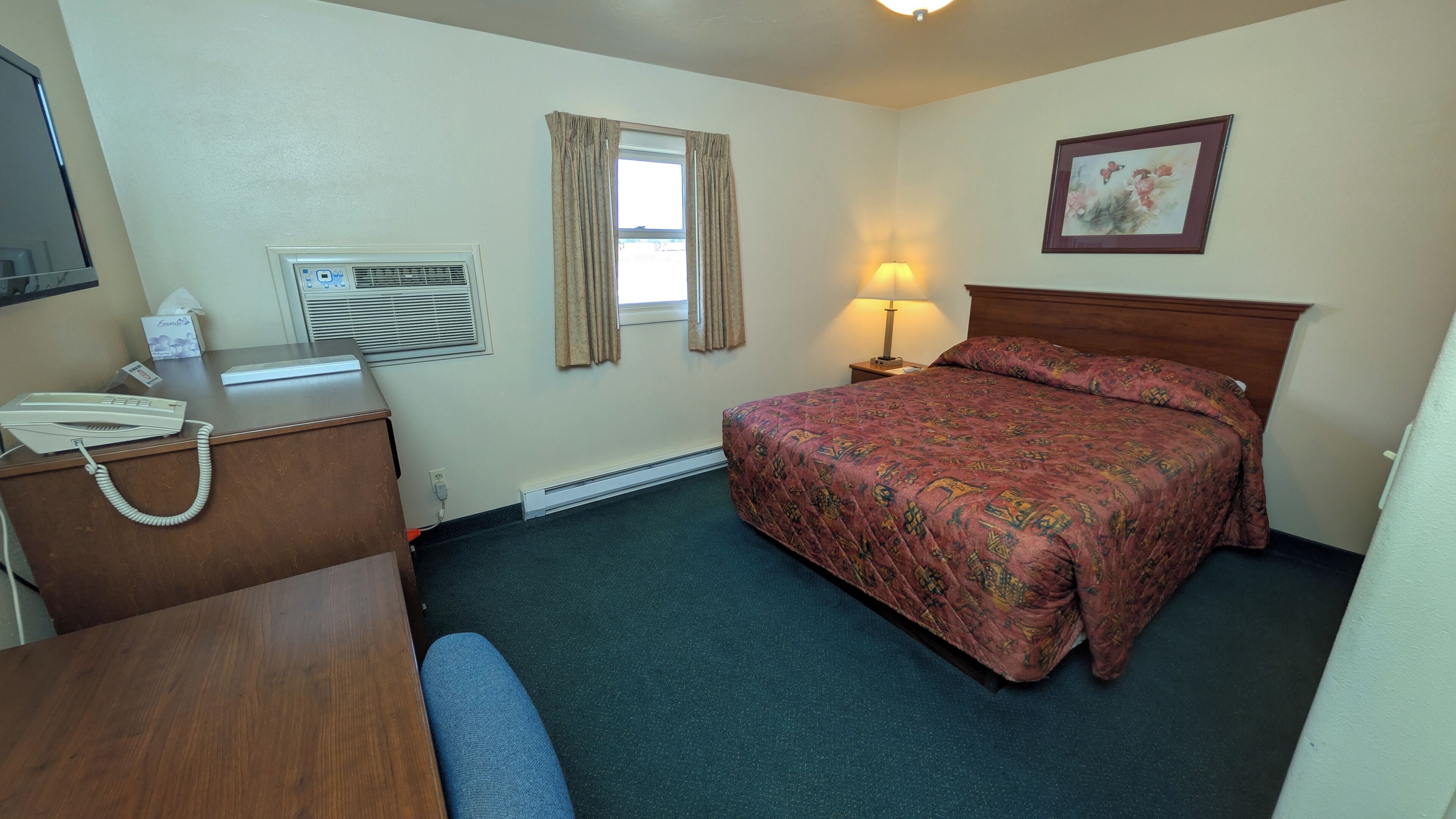 غرفة | مكتب ومساحة عمل للكمبيوتر المحمول وواي فاي مجانًا