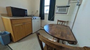 Queen Single w/ Kitchenette | Desk, laptop workspace, free WiFi