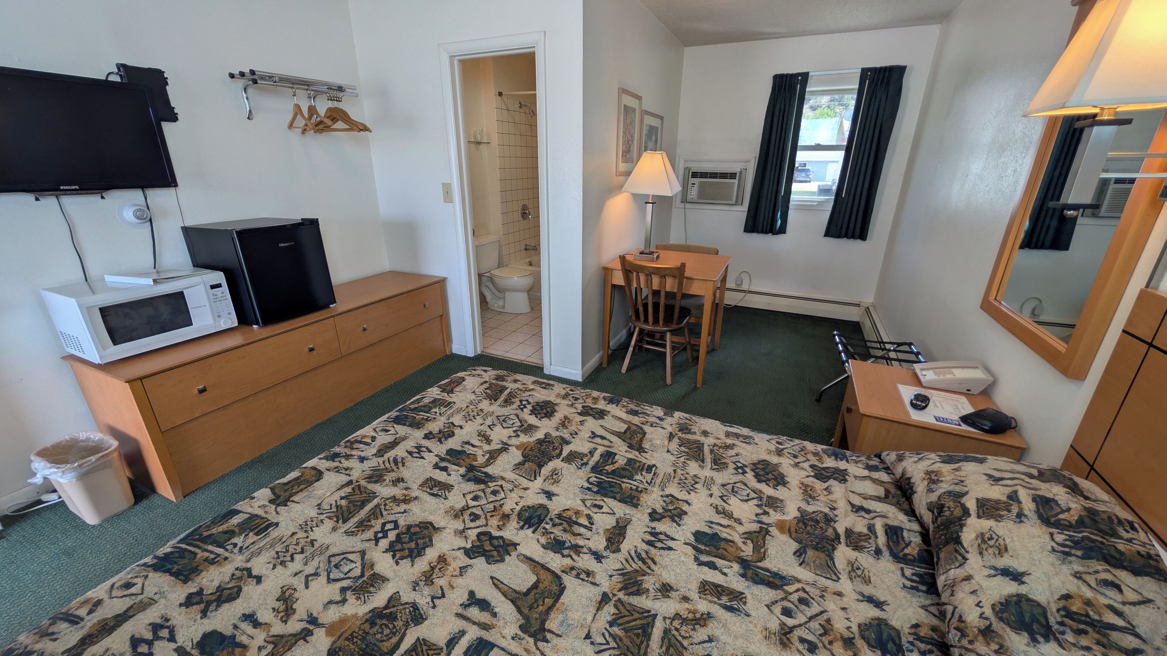 غرفة | مكتب ومساحة عمل للكمبيوتر المحمول وواي فاي مجانًا