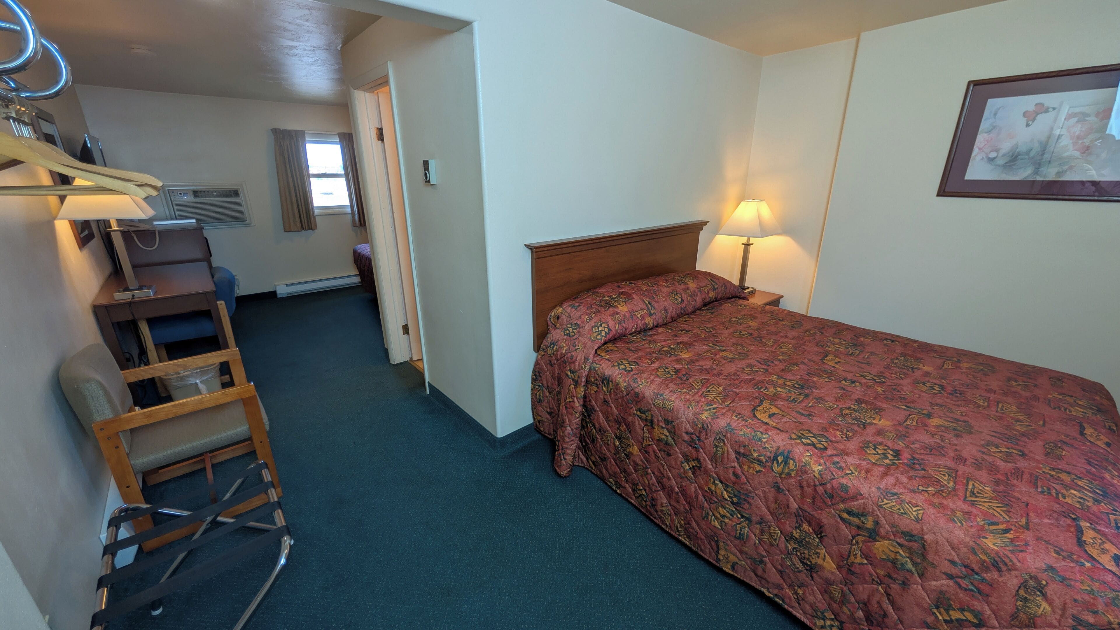 مكتب ومساحة عمل للكمبيوتر المحمول وواي فاي مجانًا