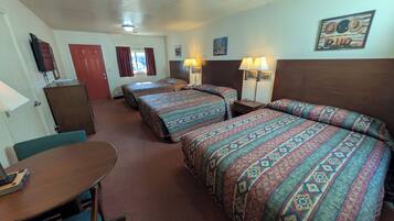 Tremannsrom – deluxe, flere senger, ikke-røyk | Skrivebord, skrivebord for bærbar PC og wi-fi (inkludert)