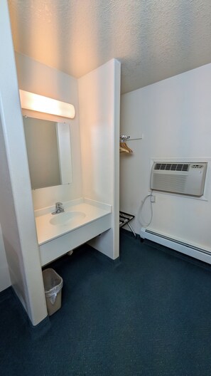 Deluxe Double Queen Code-lock | Desk, laptop workspace, free WiFi
