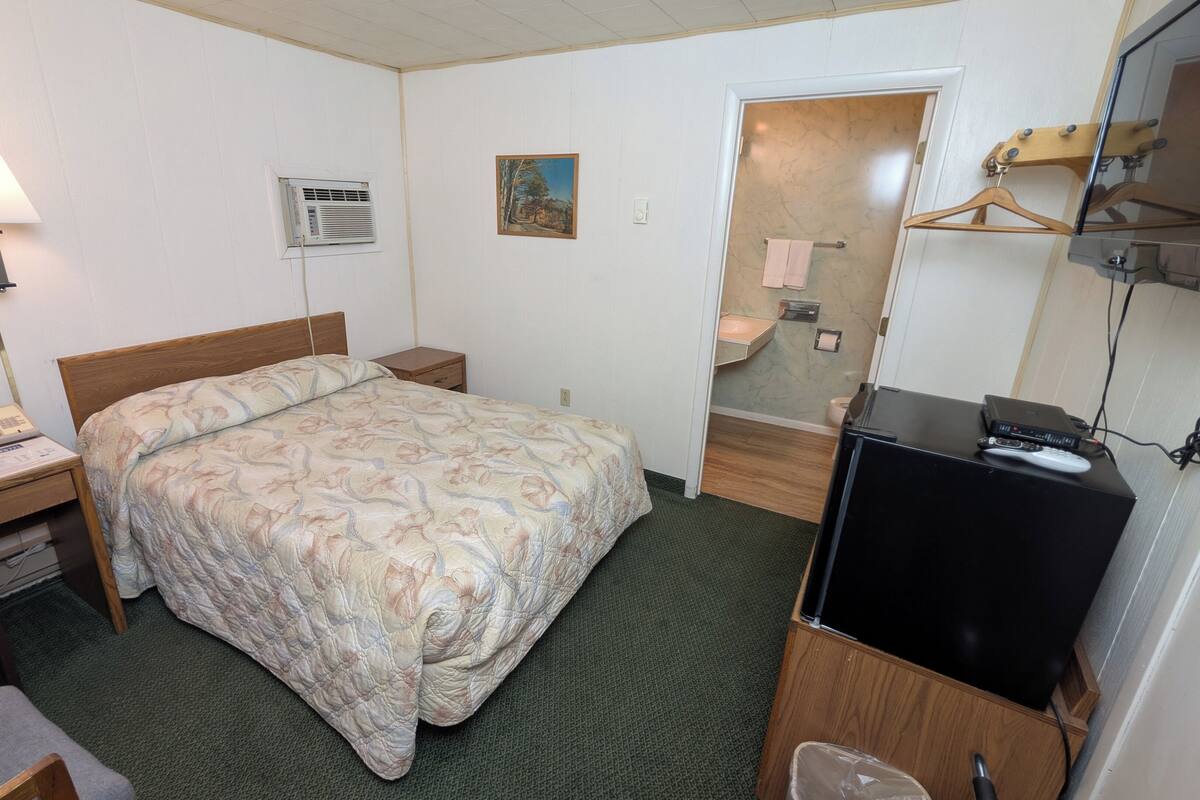 Chambre économique, 1 lit double, non-fumeur | Bureau, espace de travail pour ordinateurs portables