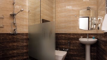 Doppelzimmer, Stadtblick | Badezimmer | Dusche, kostenlose Toilettenartikel, Haartrockner, Hausschuhe