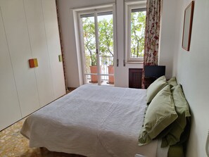 1 habitación, acceso a internet y ropa de cama