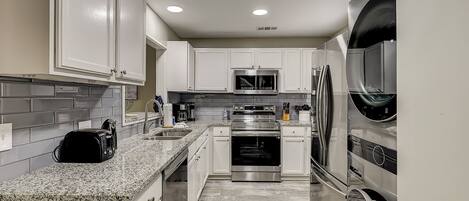 Een koelkast, een microgolfoven, een vaatwasser