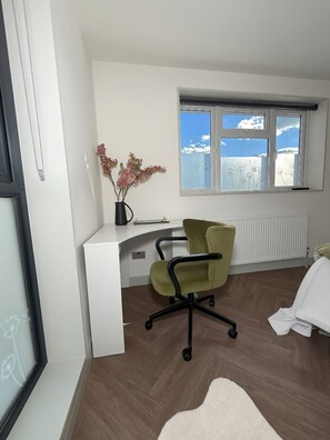 Escritorio, espacio para trabajar con laptop y wifi gratis