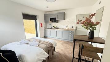 Escritorio, espacio para trabajar con un portátil, wifi gratis