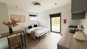 Escritorio, espacio para trabajar con laptop y wifi gratis