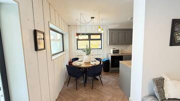 Full-sized fridge, microwave, oven, stovetop