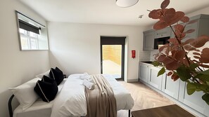 مكتب ومساحة عمل للكمبيوتر المحمول وواي فاي مجانًا